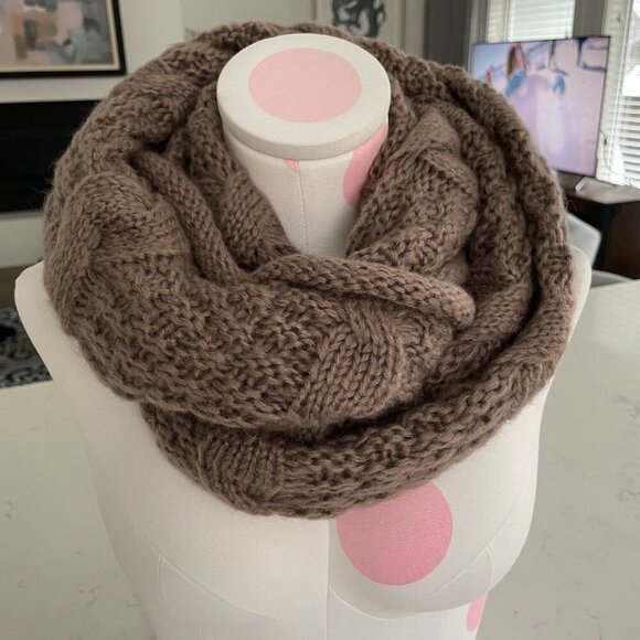 Tahari Cozy Neutral 100% Acrylic Cable Knit Infinity Scarf Taupe/Tan Sz OS - Picture 2 of 11